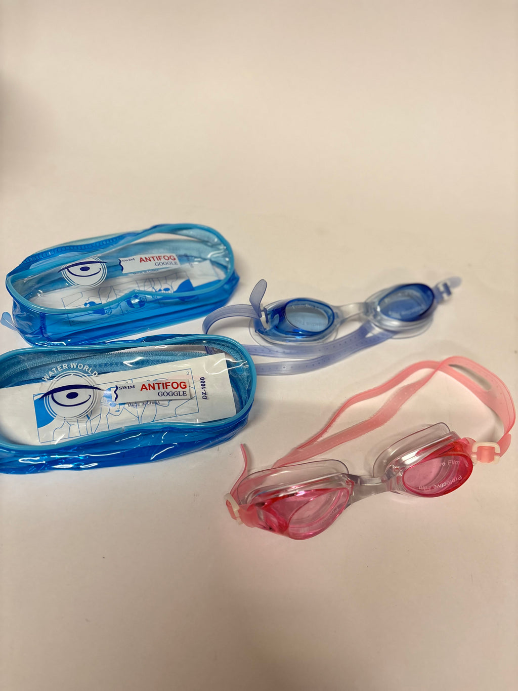 SWIMMING GOGGLES